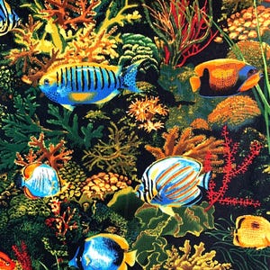 以下が含まれることがあります： 黒い背景に鮮やかなサンゴ礁の水中シーンが描かれた生地プリント。青、オレンジ、黄色の様々な熱帯魚が、赤、緑、黄色の詳細なサンゴの形成に囲まれてデザインされています。