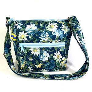 Borsa a tracolla media con margherite: borsetta in tessuto con 10 tasche / lavabile
