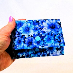Portefeuille en tissu pour femmes Snap Close Lavable Turquoise Floral Billfold Cadeaux pour femmes et filles Porte-carte de crédit Livraison gratuite rapide aux États-Unis image 7