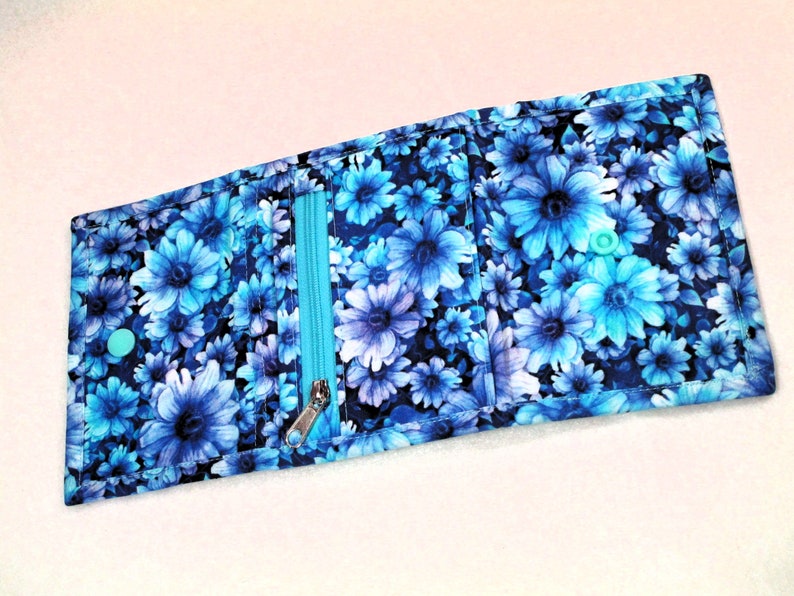 Portefeuille en tissu pour femmes Snap Close Lavable Turquoise Floral Billfold Cadeaux pour femmes et filles Porte-carte de crédit Livraison gratuite rapide aux États-Unis image 3