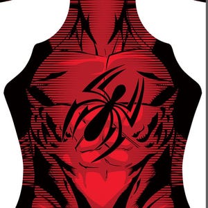 Può includere: Design grafico rosso e nero con un emblema di ragno sul petto. Il design ha uno stile fumettistico strutturato con una combinazione di colori rosso e nero. La forma generale suggerisce un costume da supereroe.