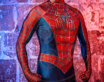 Op de afbeelding: Een rood en blauw spandex kostuum met een spinnenwebontwerp. Het kostuum heeft een masker met witte ogen en een rood spinnenwebontwerp.