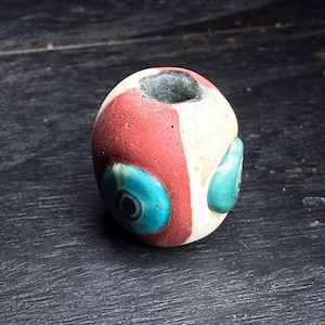 Vintage mozaïekglaskraal: oud ingewikkeld Jatim-ontwerp