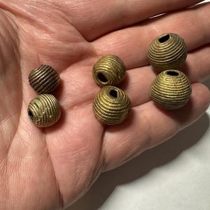 Handgemaakte Afrikaanse messing ronde kralen: Ashanti-stamsieraden afbeelding 1