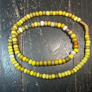 Vintage Java Glass Trade Bead Strand 28 Inches, Gammalt Indonesiskt Java Pärlhalsband, Rustika Gulgröna Glaspärlor, Tribal Supply (Y0829)