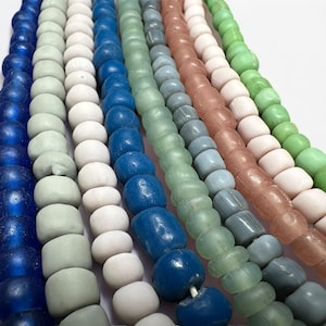 手作りのジャワガラスビーズ：様々な色、素朴な部族のジュエリー