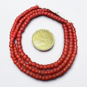 Una hebra de cuentas de vidrio rojo Java vintage: hebra africana hecha a mano (24")