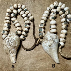 Mala de concha naga con incrustaciones: colgante de concha Chank, Nepal