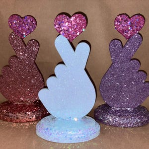 koreanisches Finger Herzstück. Funkelnde k-pop-Partydekoration.