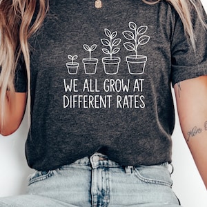 Wir alle wachsen zu unterschiedlichen Raten Lehrer Shirt Spezialpädagogik Lehrer Tees Shirt Geschenk für Lehrer Kindergarten Grundschule