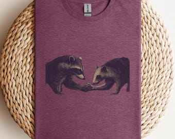 Camiseta con mapache y zarigüeya, "Más basura, menos basura", camiseta con estampado de mapache, divertida camiseta de zarigüeya, para amantes de los mapaches, regalo para ella