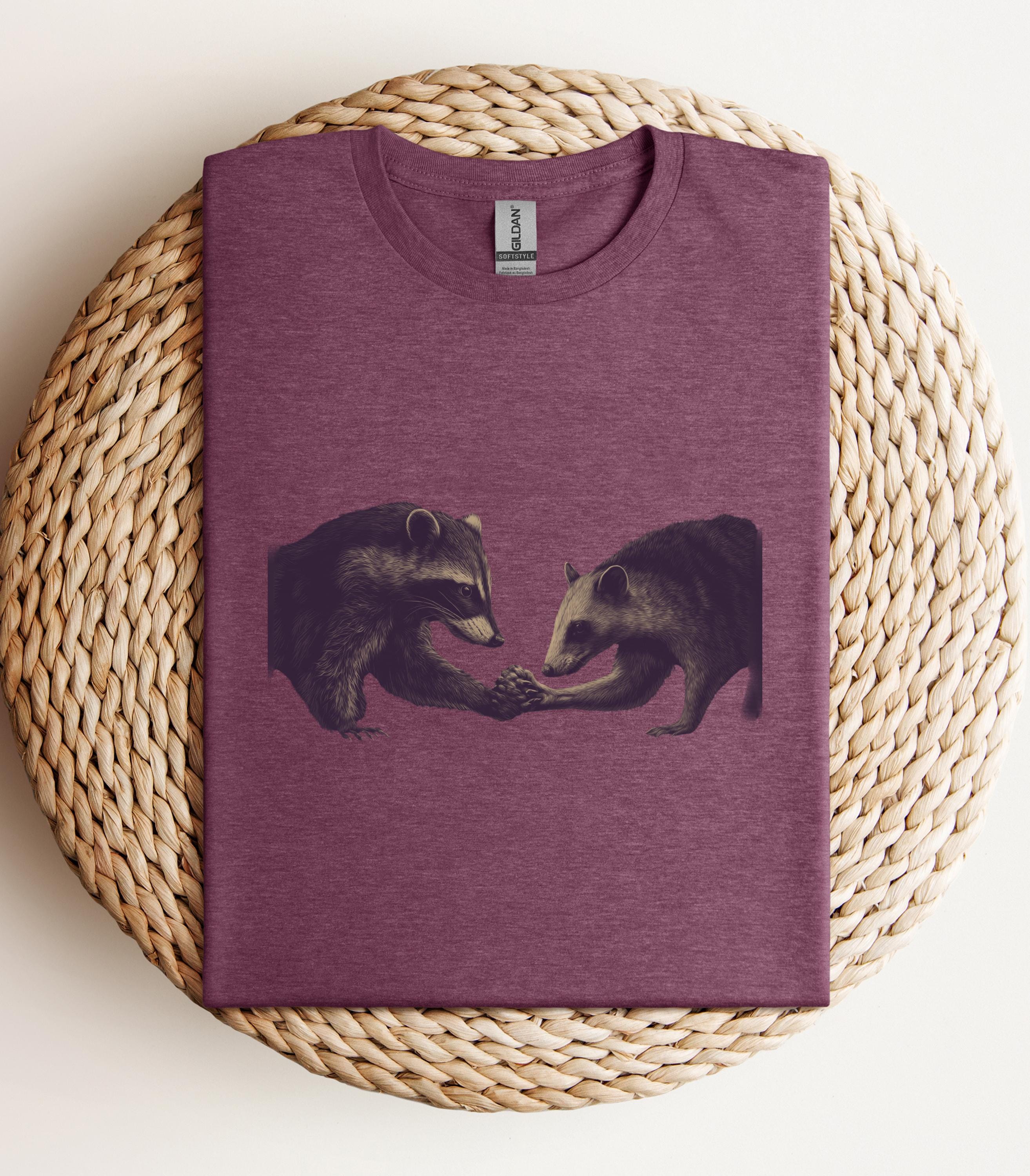 Shirt wasbeer en buidelrat, meer prullenbak, minder prullenbak, grafisch T-shirt wasbeer, grappig shirt buidelrat, shirt wasbeer minnaar, cadeau voor haar
