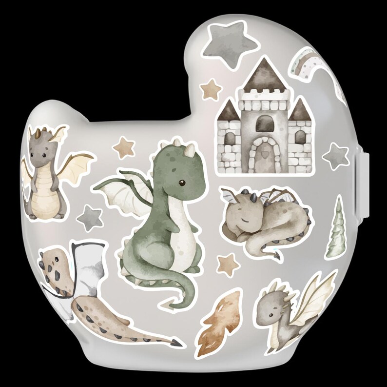 Puede incluir: Un biber&oacute;n gris claro con pegatinas de dragones en acuarela. Las pegatinas incluyen varios dragones, un castillo, estrellas y un arco&iacute;ris. Los dragones son en tonos verdes, marrones y grises.