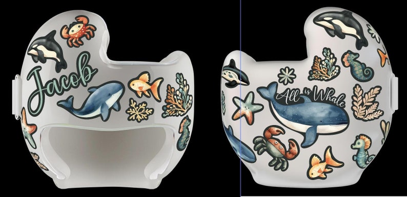 Op de afbeelding: Twee witte helmen met verschillende stickers met een oceaan thema. Op de ene helm staat de naam "Jacob". Op de andere helm staat de tekst "All is Whale".