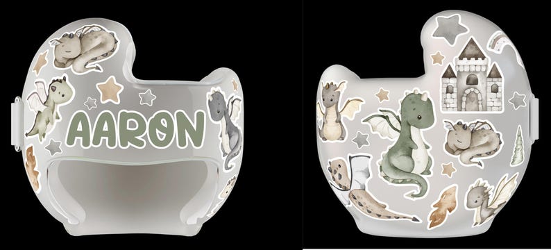 Puede incluir: Casco infantil gris claro decorado con dragones de dibujos animados, estrellas y un castillo. El nombre "AARON" est&aacute; impreso en verde en la parte delantera. El casco est&aacute; dise&ntilde;ado para proteger la cabeza de un beb&eacute;.