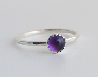 Anillo de amatista en plata de ley, anillo apilable con bisel dentado y piedra preciosa.