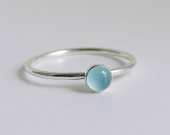 Anillo apilable de plata de ley con calcedonia azul y gema de 4 mm