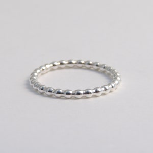 Anello semplice in argento sterling con fascia di perline in argento sterling