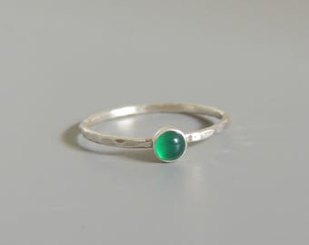 Anillo de ónix verde de plata de ley, anillo apilable de 4 mm.