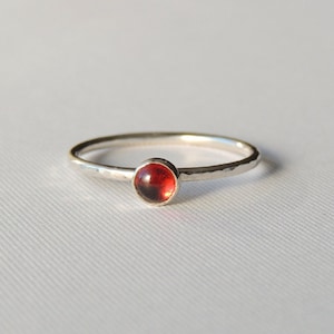 Granatring i sterlingsilver med stapelring, 4 mm sten