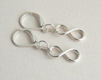 Pendientes colgantes con el símbolo del infinito en plata de ley.