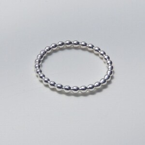 18 Karat Thin Yellow Gold Diamonds Pavé Stackable Band Ring For Sale At - Foto 5