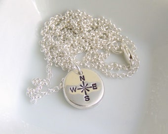 Collier boussole avec pendentif estampé en argent sterling