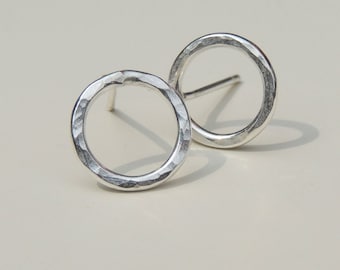 Boucles d'oreilles cercle ouvert en argent sterling martelé petit clou design minimaliste éternité