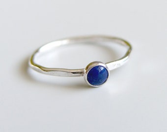 Bague empilable en lapis-lazuli bleu en argent sterling sertie clos pierre