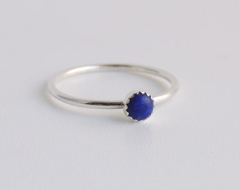 Anillo apilable de plata esterlina con lapislázuli azul y piedra engastada en bisel dentado