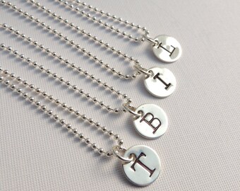 Collar con inicial de plata de ley, joyería personalizada, letra mayúscula estampada a máquina de escribir.