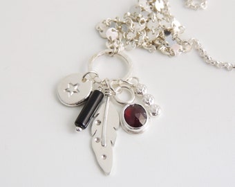 Collier talisman en argent sterling, grenat, pierres précieuses et pendentif à breloques