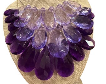 Collar babero con forma de lágrima facetada degradada de Joan Rivers en tonos morado y lavanda.