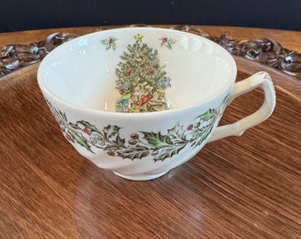 Taza de té navideña de porcelana fina Johnson Brothers con diseño de acebo y árbol, fabricada en Inglaterra.