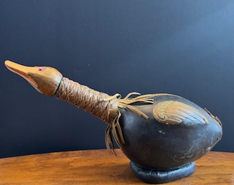 Decantador de pato de cuero repujado italiano vintage con cuello trenzado y detalles en las alas.