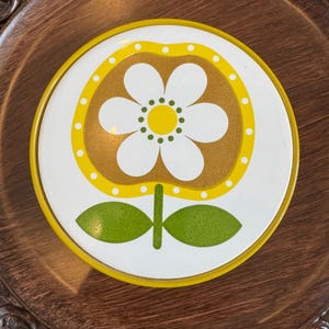 Salvamanteles vintage de metal esmaltado amarillo y blanco - Diseño de margaritas, estilo feria rural de los años 70
