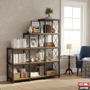 Könnte beinhalten: Mehrstufiges Bücherregal im Industriestil mit schwarzem Metallrahmen und Holzregalen. Die Regale sind mit Büchern, dekorativen Vasen, gerahmten Fotos, einem Globus und einem kleinen Bonsai-Baum gefüllt. Das Bücherregal steht in einem Wohnzimmer.