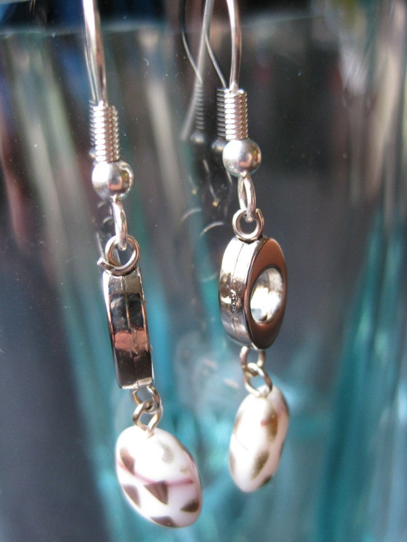 Polka-dot glass and oval earrings image 2