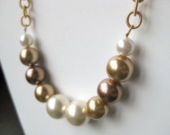 Holiday Sale Gorgeous glass pearl necklace