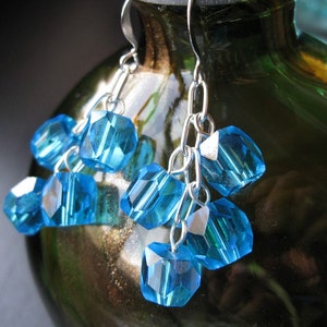 Modern vintage upcycled faceted blue earrings image 3