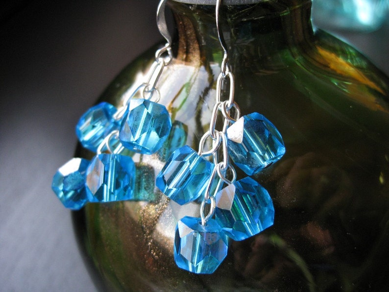 Modern vintage upcycled faceted blue earrings image 3