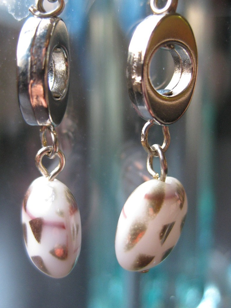 Polka-dot glass and oval earrings image 3