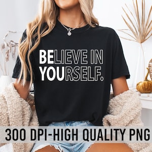 Pu&ograve; includere: Una maglietta nera con il testo "BELIEVE IN YOURSELF" in lettere bianche con contorno.
