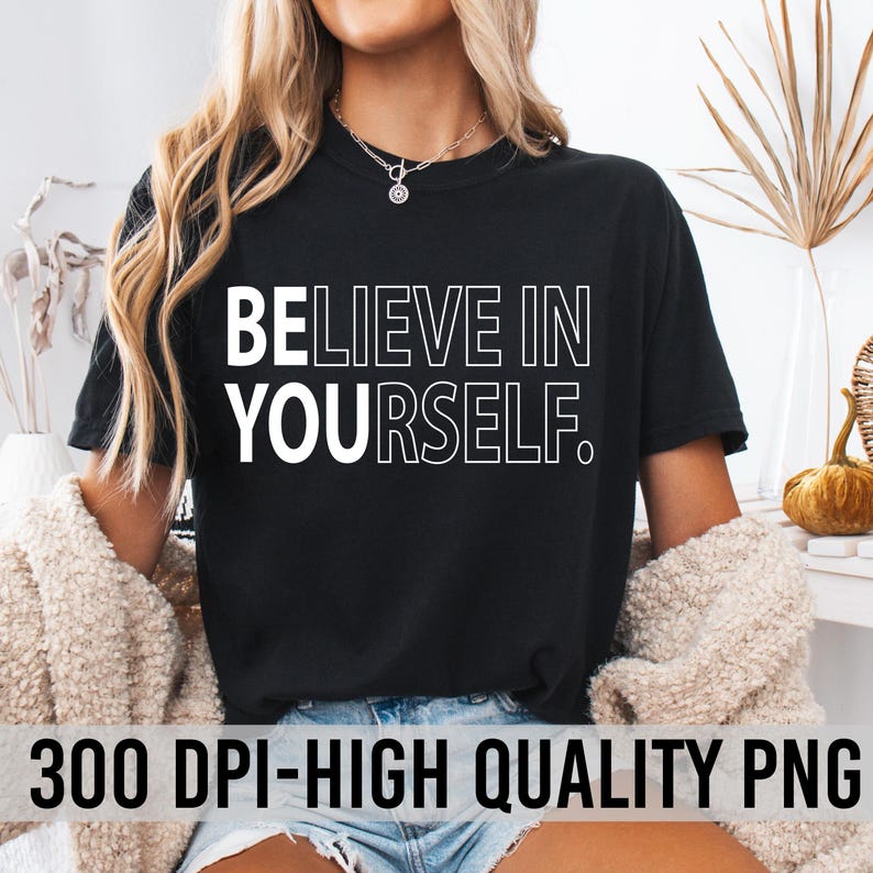 Pu&ograve; includere: Una maglietta nera con il testo "BELIEVE IN YOURSELF" in lettere bianche con contorno.