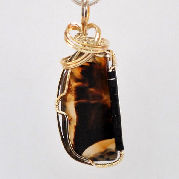 Montana Agate freeform * pendentif avec enveloppe de fil d’argent sterling et perles de graines noires - P155