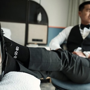 Calzini con lettere ricamate per data di matrimonio, calzini per sposo, calzini da uomo personalizzabili, calzini per matrimonio, regali con lettere per lo sposo, calzini