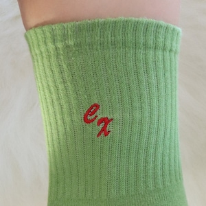 Calcetines personalizados con inicial para eventos, ropa con letras personalizables, calcetines coloridos con letras bordadas, calcetines con nombre como regalo, calcetines navideños como regalo