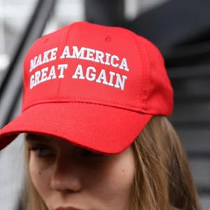 Puede incluir: Gorra de b&eacute;isbol roja con el texto blanco "MAKE AMERICA GREAT AGAIN". El sombrero est&aacute; hecho de un material resistente y tiene una visera curva. La gorra es de estilo cl&aacute;sico, adecuada para uso casual.