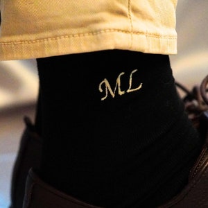 Calcetines bordados con letras personalizadas, ideales para hombre, para bodas, como regalo para el novio, para eventos con iniciales y para Navidad.