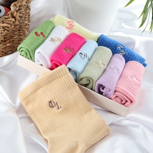 Calcetines con iniciales para eventos, calcetines navideños, ropa colorida con letras bordadas, ropa personalizada, calcetines con nombre para hombres, regalos, calcetines para enamorados